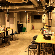 【28名様半面利用】地下フロアの半面利用で20名様/28名様までのご利用可能！広々と空間をご利用いただけます