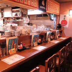 カウンター席は9名様まで座れるスペースをご用意しており、お一人様のご来店も大歓迎！気軽に入れるアットホームな雰囲気が魅力で、仕事帰りやちょっとしたお食事にぴったりです。周りの目を気にせず、自分のペースで楽しむことができます。ぜひ、リラックスした時間を当店でお過ごしください。