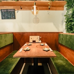 【ボックス席:4名様×2】包まれるような安心感のあるボックス席もご用意しております。半個室のような空間となっておりますので、プライベート感も◎ご家族や、気心の知れた仲間たちとのご利用にオススメ!落ち着いた雰囲気の中で、料理とお酒を心ゆくまで楽しむことができます♪