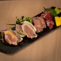 肉刺し4種盛り (馬刺し/鶏もも刺し/鶏むね刺し/牛タン刺し)