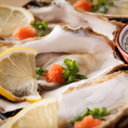 プリップリの身がたまらない！当店の牡蠣は、宮城県から直送で新鮮そのもの。さらに無菌牡蠣ですので、生でも美味しく食べられます。