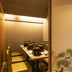 【優美な襖絵が彩る個室】松の絵柄が施された格式高い襖で仕切られた空間。上質な和の美意識が息づく完全個室で、大切な方との語らいをお愉しみください。プライベートな会食に最適です。