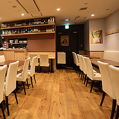 2名様用のお席は、楽に過ごせるカジュアルな雰囲気が自慢。周囲を気にせず会話が弾むレイアウトで、親しい友人との食事にピッタリです。美味しい料理を囲みながら、楽しい時間をお過ごしください。