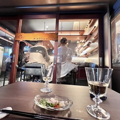 開放的な空気の中で心地よく過ごせる、お店の外に設けられたお席です。シンプルでスタイリッシュなテーブルと椅子をご用意しており、カジュアルにお食事やお酒を愉しみたい時にぴったり。夜風を感じながら、自慢の創作料理を片手にワインを味わう、贅沢で特別なひとときを気軽にご満喫いただけます。