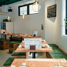 【テーブル席:4名様×8(最大10名様まで連結可)】シンプルで木の温かみを感じるデザインがオシャレなテーブル席☆温かい照明のもと、ゆったりとお食事をお楽しみいただけます♪テーブル同士を連結させられるので、グループ飲みや大人数での宴会にも対応可能です◎