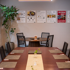 4人掛けのお席はご予約にてお取りすることも可能です。お気軽にお申し付けください。