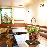 店内は落ち着いた雰囲気。フラワーアートが目を引きます