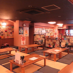 貸し切りのご予約を20名様以上から承っており、特別なイベントや各種宴会等に最適なスペースをご提供しますので、お気軽にご相談下さい。また、喫煙可能な環境をご用意しており、電子タバコや紙タバコのどちらもご利用頂けます。お客様のニーズに応じた快適な空間でお過ご頂けるよう努めております。