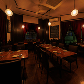 デートや記念日などにご利用頂けるテーブル席から、お料理が出来上がるまでの迫力が味わえるカウンター席、パーティーなどにも使えるお席など街角グラスは様々なシーンでご利用いただけます。落ち着いた雰囲気の中で、会話も弾む心地よいひとときをお過ごしください。華やかな店内と落ち着きのある空間で美味しいワインを♪