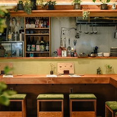 【カウンター席:8席】カウンター席は調理風景を楽しめる、とっておきの空間♪じっくりお酒を楽しむ一人飲みにも、会話を楽しみながらのご利用にもオススメ!スタッフに声が掛けやすいというメリットも◎ご注文やお料理に関する質問等ありましたら、お気軽にお声掛けください!