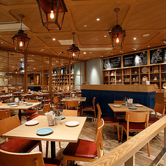 木の温もりの店内は、りまるで“チーズのアトリエ”。