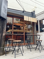 店舗の入り口前に広がる、気軽に立ち寄りやすいオープンエアの空間です。横丁の賑やかな雰囲気を感じつつ、プライベートな時間をゆったりと愉しめるのが魅力。お一人様でのサク飲みや、デートの合間のリフレッシュにも最適な環境が整っています。美しい照明が漏れる店内の様子を眺めながら乾杯をどうぞ。