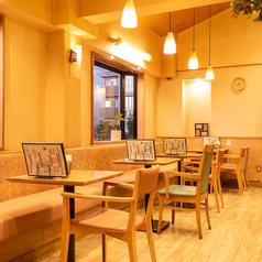 友人との集まりやデートにもぴったりの場所です。大きな窓から自然光が差し込み、開放感あふれる空間が広がっています。落ち着いたトーンのインテリアが心地よく、リラックスしながら会話が弾むひとときを提供します。居心地の良い空間で、特別な時間をお過ごしください。どなたでも気軽にお立ち寄りいただける雰囲気です。