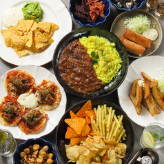 手作りスパイスカレーとお酒に合う多彩小皿料理が自慢◎