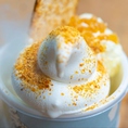［ソフトクリームとクリームペーストのこだわり］当時の人気商品パンケーキで使用していたオリジナルクリームをベースに開発。生乳本来のおいしさを生かしたよつ葉乳業 北海道十勝産100%の純乳製品と乳脂肪分の異なる乳製品をブレントしたオリジナルソフトクリームは、豊かなコクとなめらかな口どけが特徴。