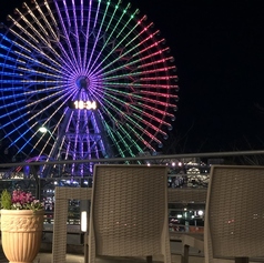 夜には大観覧車がライトアップ！