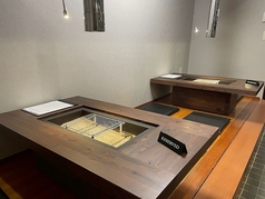 落ち着いた雰囲気の中で、ゆっくりと食事を楽しみたい方におすすめの囲炉裏付きのお座敷です。絶品の炉端焼きと美酒を心ゆくまでお楽しみください。※ご利用は3名様からとなります。