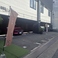当店では、駐車場を完備しております。敷地内には10台分の駐車スペースがあり、遠方からお越しのお客様にも安心してご利用いただけます。お車でのアクセスも便利で、快適にお過ごしいただける環境を整えております。ぜひお気軽にお越しください。