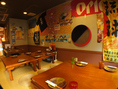 壁一面に飾られた沖縄グッズを横目に乾杯♪ お座敷ならではの居心地の良さに、お食事とお酒が進んじゃう！