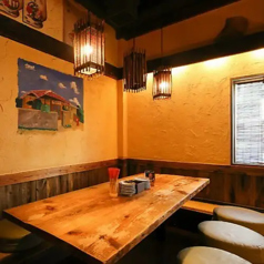 落ち着いた雰囲気の空間・店内はオレンジ色の提灯が灯り、ホッとくつろげる雰囲気。のんびりと会話を楽しみながらじっくりとお酒を嗜むのはいかがでしょう？