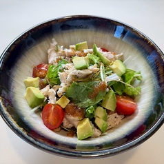 蒸し鶏とアボカドの梅肉サラダ