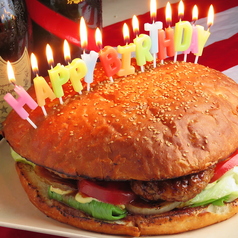 誕生日・記念日へのサプライズプレート♪特大ハンバーガーケーキご準備できます☆の写真