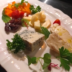 本日の道産チーズとスペイン産チーズの4種盛り合わせ