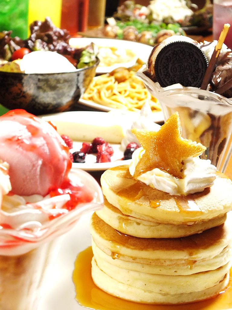 実はスイーツにこだわりありっ♪パンケーキタワーやパフェなど多種多様にご用意してます！