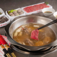 中国本場の味そのままをカジュアルに提供するガチ中華は、もともと在日中国人に多く利用されていましたが、コロナ禍で海外に行けない中で本場の味と雰囲気を求める日本人の人気も急速に高まりました。当店の看板メニューの牛骨スープのしゃぶしゃぶで楽しむ「潮汕牛肉鍋」は必食です☆
