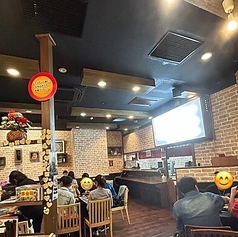 日暮里駅から徒歩圏内の好立地にある当店のカウンター席は、お一人様や少人数でのご利用に最適です。木の温もりを感じるオシャレな空間で、お仕事帰りにもサクッと立ち寄りやすいのが魅力◎異国の情緒を感じながら、自分だけの落ち着いた時間を過ごせます。美味しい料理と共に、一日の疲れを癒やす至福のひとときをどうぞ。