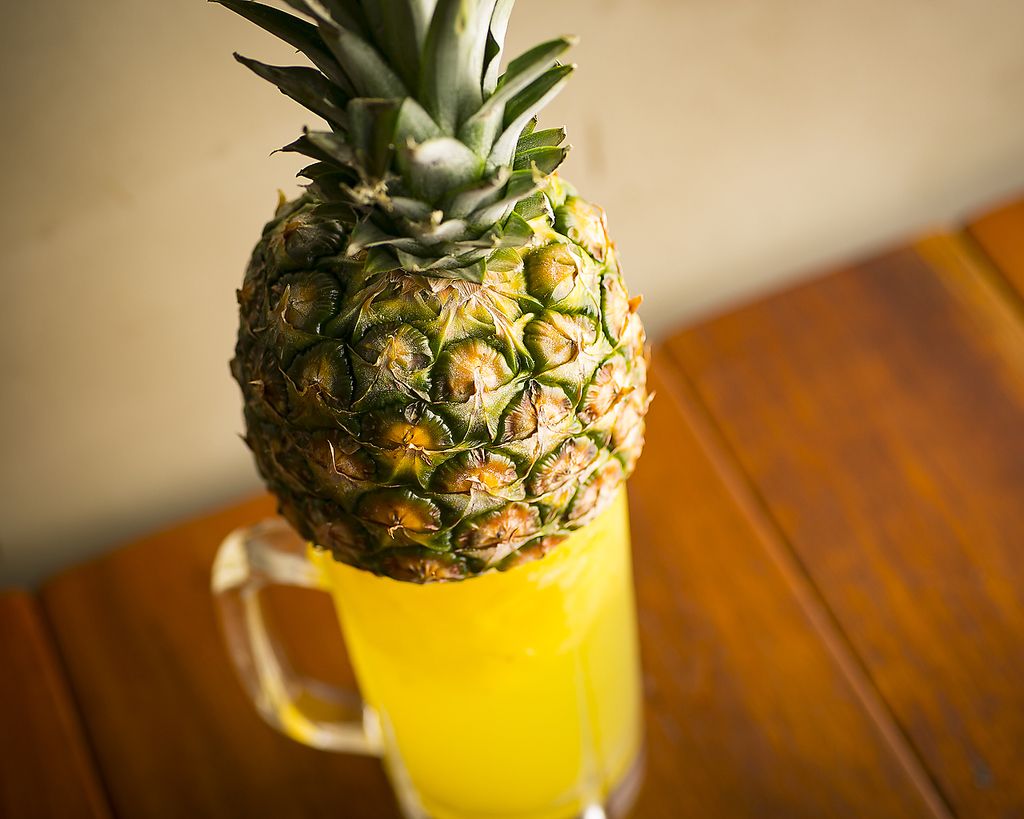 パイナップル使用の名物生搾りサワーなど沖縄系ドリンクが充実。