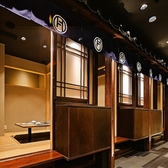 【県外のお客様にもぴったり】掘りごたつのお部屋の外には、クローク完備。スーツケース、キャリーケースなども収納OK。人数に応じた様々な個室を多数ご用意しています。落ち着いた雰囲気の店内は、各種ご宴会や友人とのご飯、誕生日、デートなど様々なシーンでおすすめ。新潟駅駅から徒歩3分の好立地。