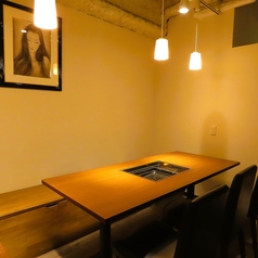 【焼肉席（無煙ロースター）】和牛焼肉を楽しめるお席です。4名席、6名席、つなげて10名席にてご案内可能です。