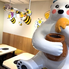 ≪はちみつエリア≫ 壁一面にかわいいミツバチとくまちゃんのイラストが描かれたあかるいお席です。楽しい雰囲気の中でお食事などをお楽しみいただけます♪