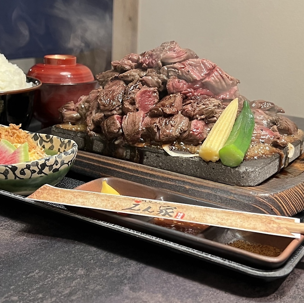 富士山の溶岩石を使った超大盛ステーキ『富士盛り800ｇ』シェアでも一人でもいっちゃってください！