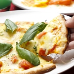 「アルパカダイニング」の大人気ピザはクリスピータイプでサックサク！おつまみにもおすすめです。