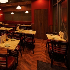 【お一人様・デート利用】気軽に立ち寄れる大衆居酒屋のテーブル席は、お一人様やデート利用にぴったり。産地直送の生牡蠣や創作料理を楽しみながら、千ベロ感覚でお得に飲めるのも魅力。肩ひじ張らない雰囲気で、ゆったりとした時間を過ごせます。