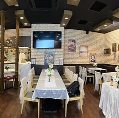 ご家族やご友人とのカジュアルな食事シーンに最適なテーブル席です♪こちらの席は移動が可能なため、少人数から中規模の集まりまで幅広く対応できるのが嬉しいポイント◎人数に合わせた最適な配置をご提案いたしますので、どうぞお気軽にご相談ください。明るく清潔感のある店内で、楽しい宴の時間を演出いたします。