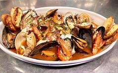 名物・魚介の旨味を重ねた地中海風スープ仕立て　Mediterranean seafood soup