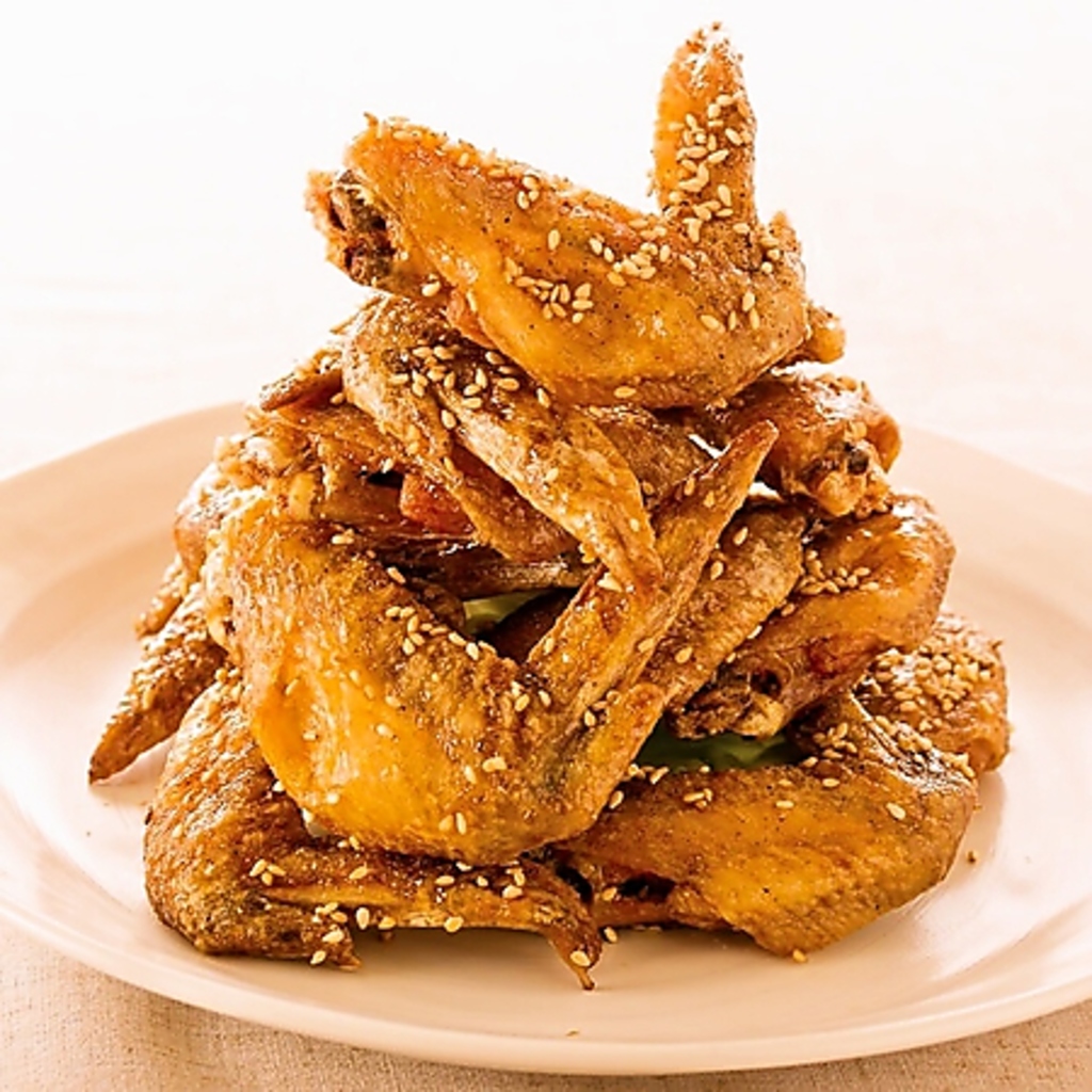 当店オススメ【手羽藩(手羽先の唐揚げ)】はオリジナルのたれとスパイスが効いていてやみつきになる！