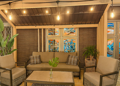 夜風が気持ちのよいテラス席