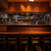 【ライブ感溢れるカウンター席】当店自慢のカウンター席では、料理人が目の前で丁寧に仕込み、絶妙な焼き加減で仕上げる様子を間近でご覧いただけます。香ばしい音や立ち上る香り、焼き上がる瞬間の臨場感はまさに特別。料理が出来上がるまでのワクワク感を味わいながら、大人の隠れ家ならではの贅沢なお席です。