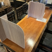 テーブルには可動式の仕切り板を設置しております。