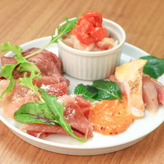 鶏刺し入り肉前菜盛り合わせ