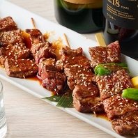 肉串は200円～ご提供しております。もつ煮(大)690円～