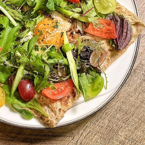蕎麦粉100%のガレットやフランスの家庭料理をオーナーセレクトのワインで楽しめます