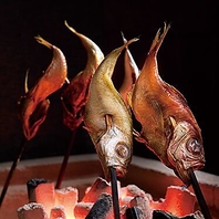 魚の旨味を凝縮する、究極の焼き魚「原始焼き」