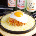 【鉄板チーズキムチチャーハン】とろーり卵とチーズと炒飯が絶妙な本場韓国で人気のメニュー！