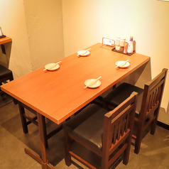 家族や友人との特別な食事にぴったりなテーブル席をご用意しています。親しい人たちと楽しい会話を交えながら、美味しい料理を心ゆくまでお楽しみください。各種イベントにもぜひご利用ください。