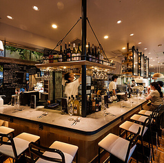 ライブ感のあるカウンター席！ お酒がどんどん進んじゃいます！